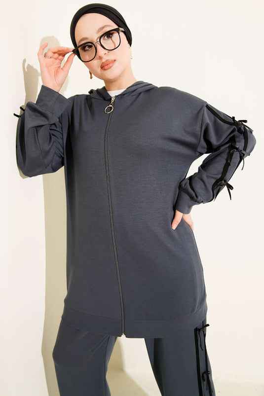 Completo due pezzi con cappuccio Loysa e dettaglio nastro, grigio fumo