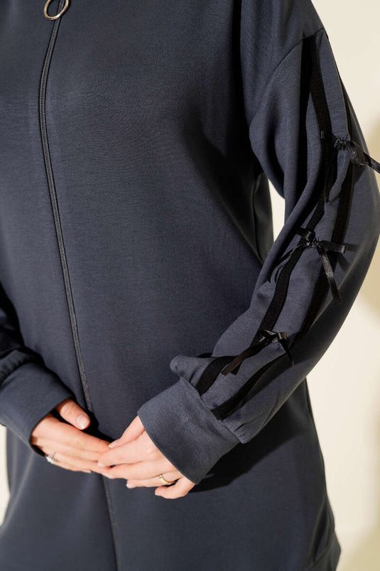 Completo due pezzi con cappuccio Loysa e dettaglio nastro, grigio fumo