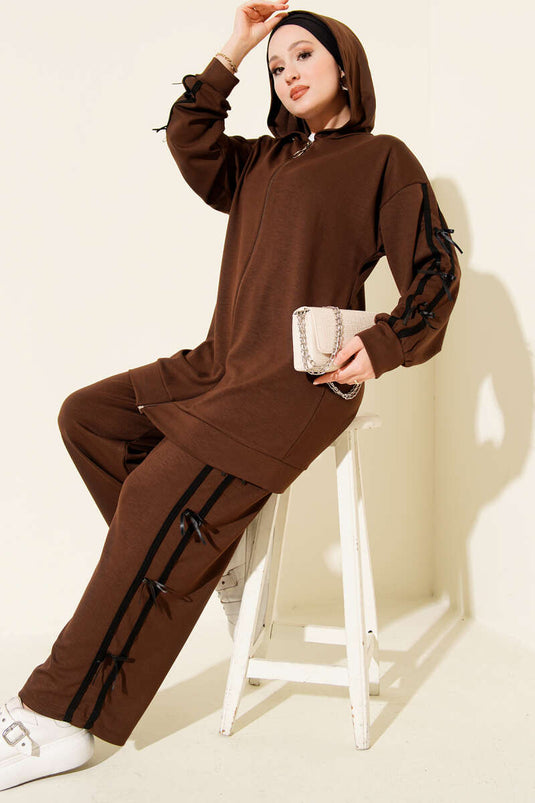 Completo due pezzi con cappuccio Loysa e dettaglio nastro, color caffè