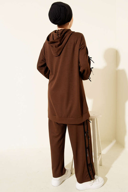 Completo due pezzi con cappuccio Loysa e dettaglio nastro, color caffè