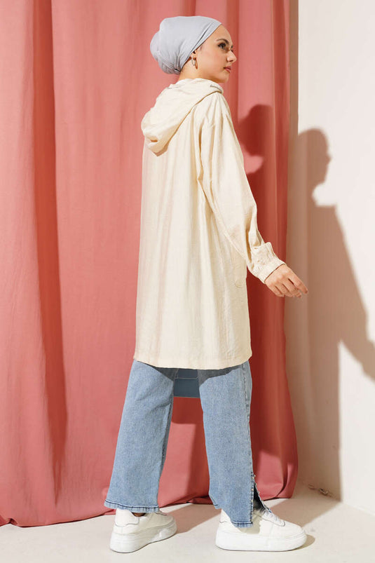 قبعة بغطاء للرأس مع جيب أمامي باللون البيج