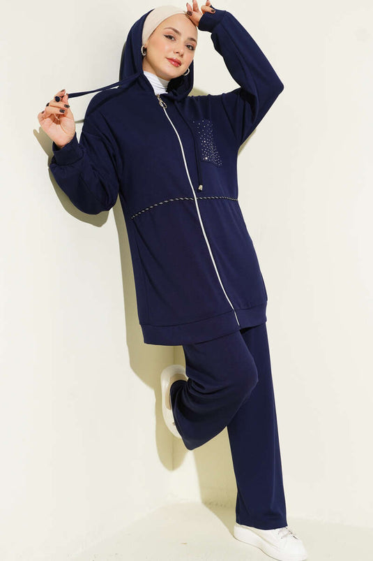 Completo due pezzi Loysa con cappuccio, dettagli in pietra e tasche, blu navy