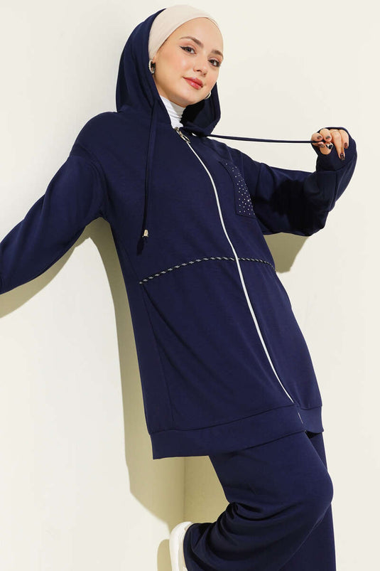 Completo due pezzi Loysa con cappuccio, dettagli in pietra e tasche, blu navy