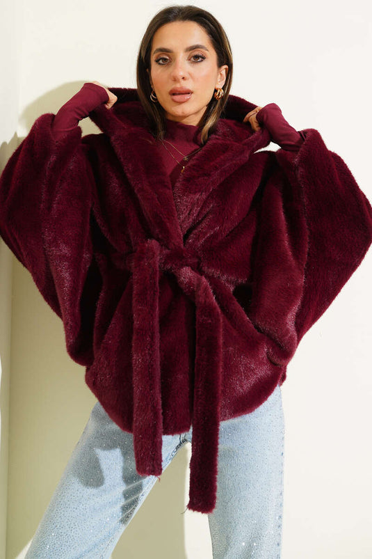 معطف بقبعة بأكمام خفاشية من الفرو بلون البرقوقي