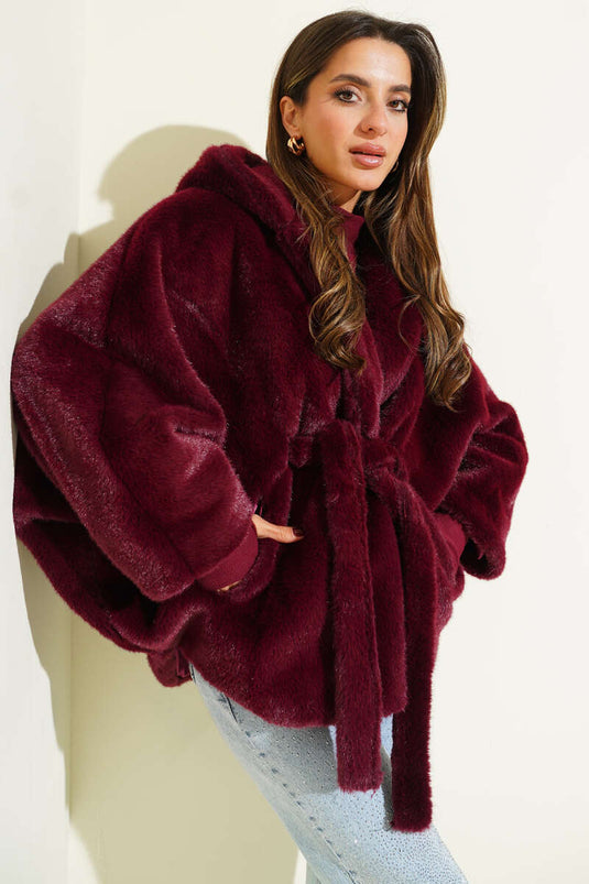 معطف بقبعة بأكمام خفاشية من الفرو بلون البرقوقي