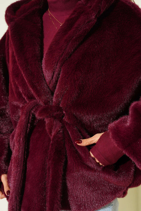 معطف بقبعة بأكمام خفاشية من الفرو بلون البرقوقي