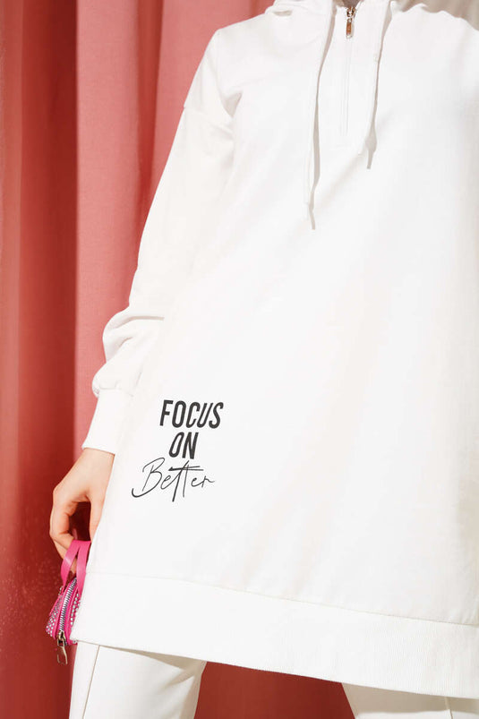 تونيك أبيض مطبوع بغطاء رأس وسحاب نصفي