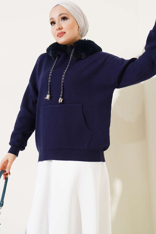 سترة محبوكة بغطاء رأس من الفرو باللون الأزرق الداكن