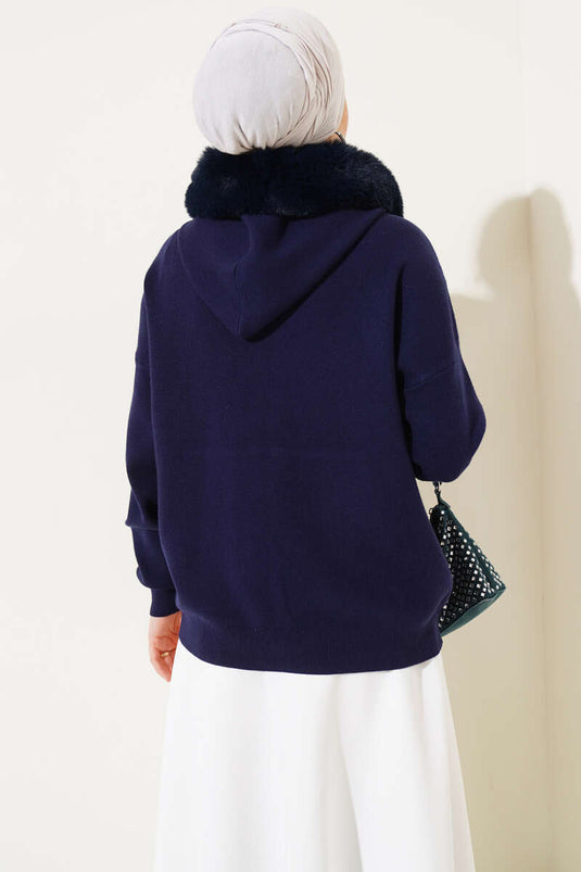 سترة محبوكة بغطاء رأس من الفرو باللون الأزرق الداكن