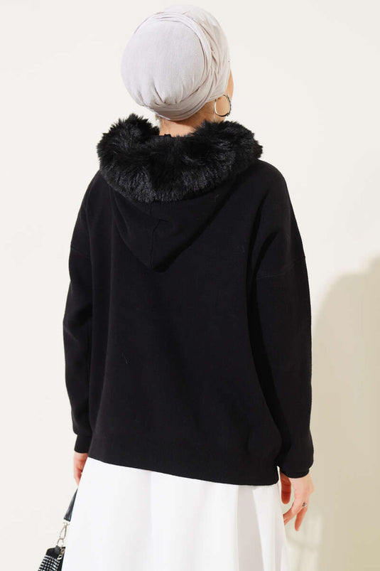 سترة تريكو بغطاء رأس من الفرو باللون الأسود