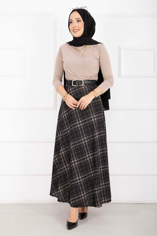 تنورة غوص بنقشة مربعات سوداء