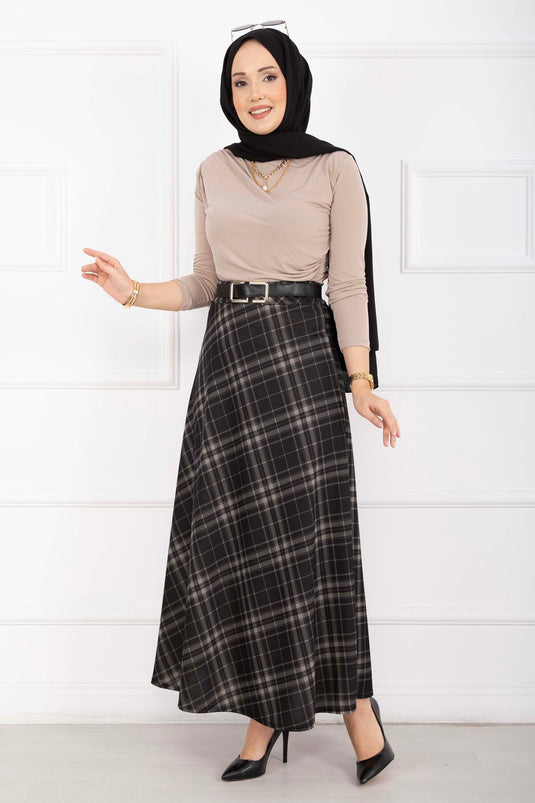 تنورة غوص بنقشة مربعات سوداء