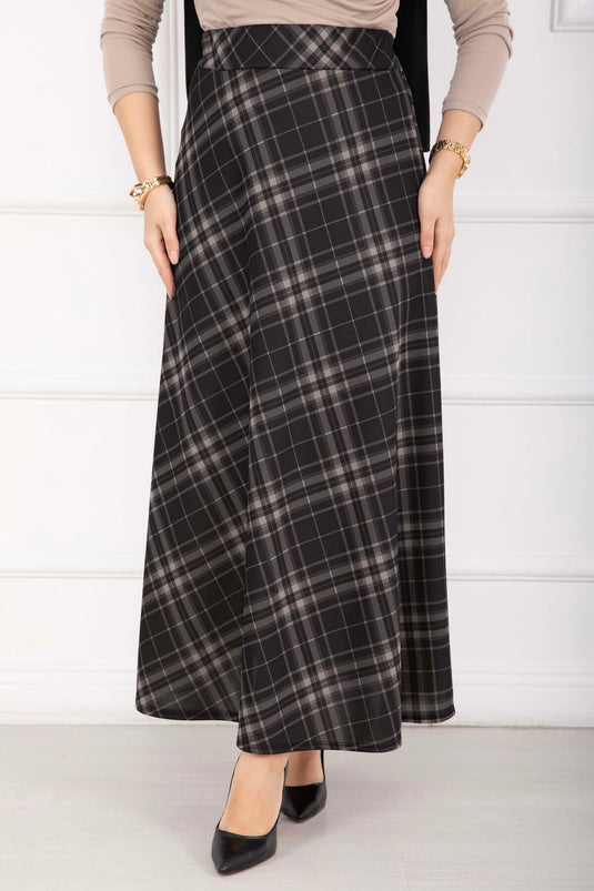 تنورة غوص بنقشة مربعات سوداء