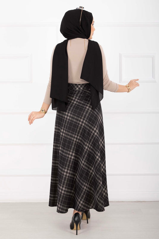 تنورة غوص بنقشة مربعات سوداء