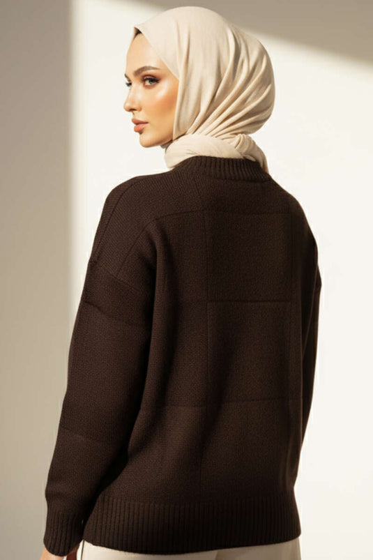 سترة تريكو منقوشة مربعة اللون، بنية اللون