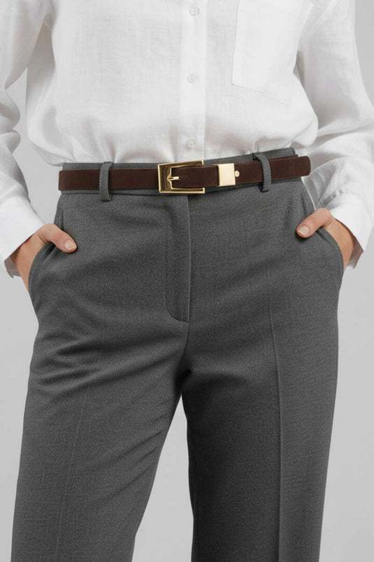 Ceinture en daim marron avec boucle dorée à détails en forme de carré