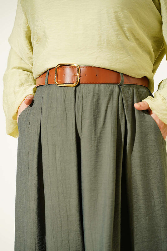 Hvide Bukser Med Bred Ben Og Firkantet Bælte