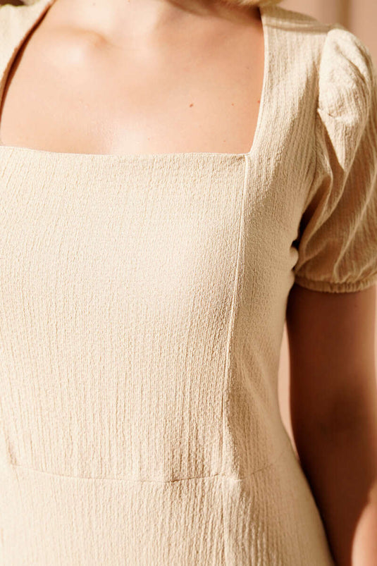 فستان ميدي بيج اللون بياقة مربعة ومجعد