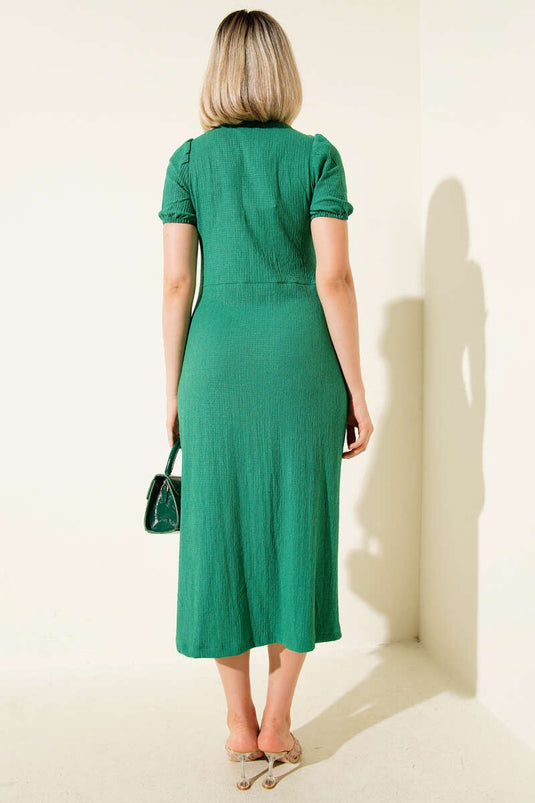 Grünes, eckiges Midikleid aus Crinkle-Strick