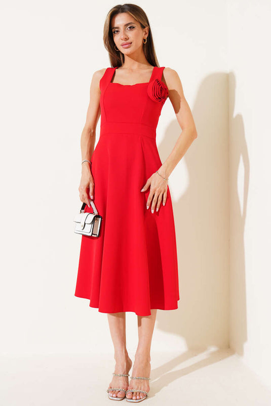 Rotes Midikleid mit eckigem Ausschnitt und Rosenapplikationen