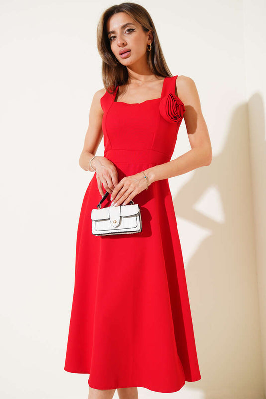 Rotes Midikleid mit eckigem Ausschnitt und Rosenapplikationen