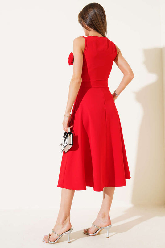 Rotes Midikleid mit eckigem Ausschnitt und Rosenapplikationen