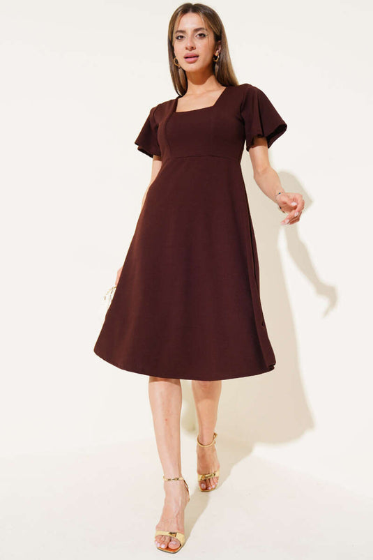 Braunes Midikleid mit eckigem Ausschnitt