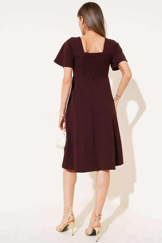 Braunes Midikleid mit eckigem Ausschnitt