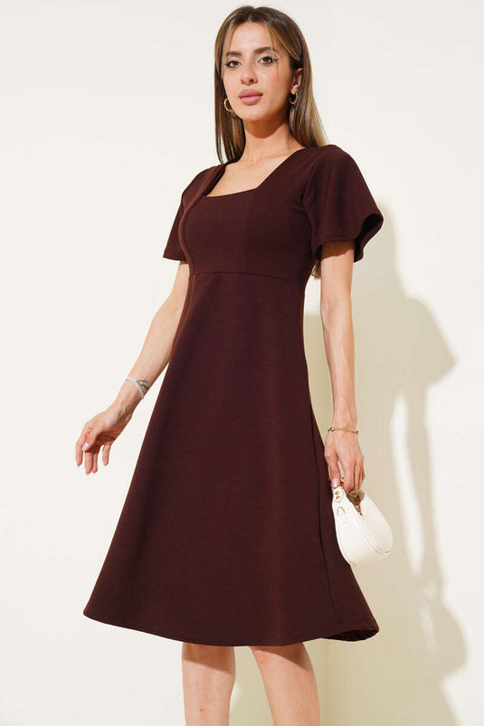 Braunes Midikleid mit eckigem Ausschnitt