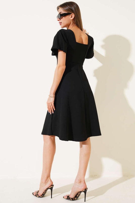 Schwarzes Midikleid mit eckigem Ausschnitt