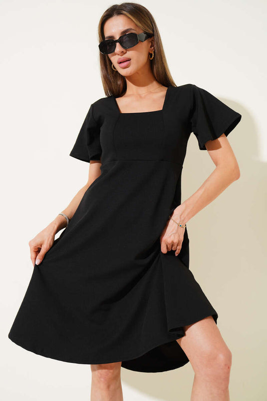 Schwarzes Midikleid mit eckigem Ausschnitt