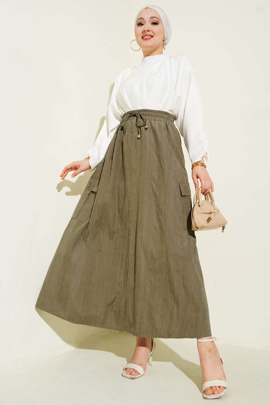تنورة قماشية بتفاصيل جيب جانبي باللون الأخضر الزيتوني