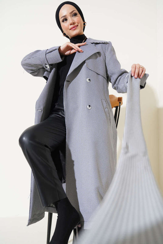 معطف بحزام بنمط مختلط باللون الأبيض