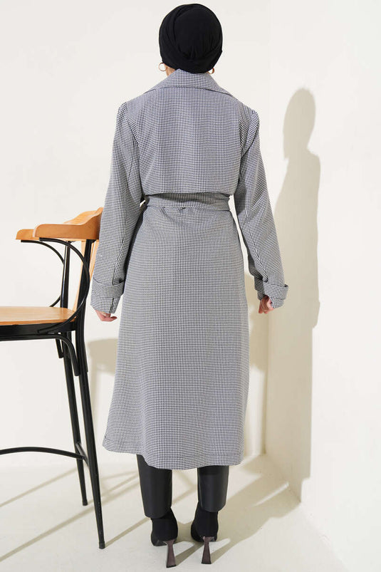 معطف بحزام بنمط مختلط باللون الأبيض