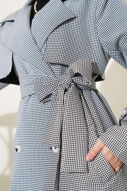 معطف بحزام بنمط مختلط باللون الأبيض