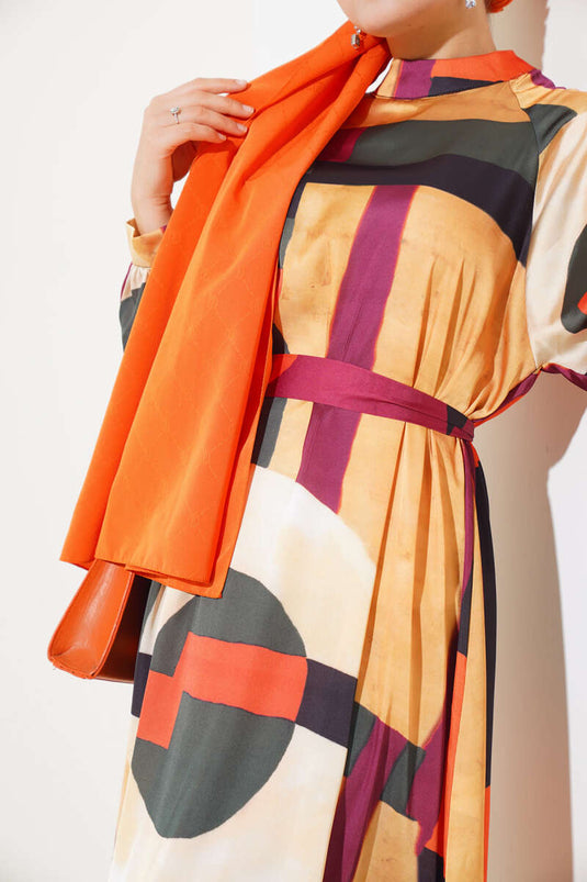 فستان من الساتان بنمط مختلط وحزام أحمر كلاريت