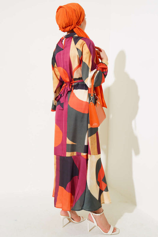 فستان من الساتان بنمط مختلط وحزام أحمر كلاريت