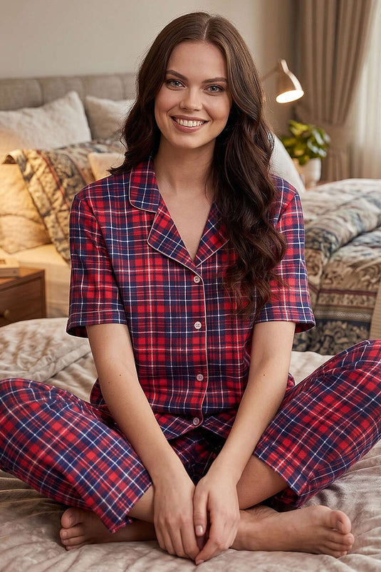 Gemustertes Pyjama-Set mit Hemdkragen in Rot und Dunkelblau