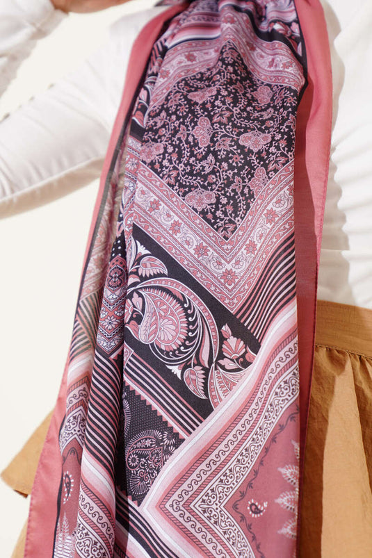 شال ناعم بنقوش مختلطة وردي باهت