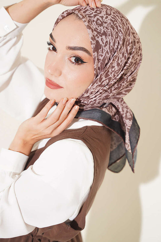 وشاح منقوش أسود وبيج