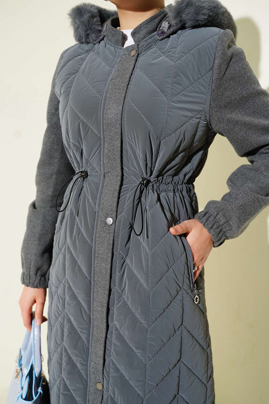 Gesteppter langer Mantel mit Kapuze und Kapuzenbesatz, Grau