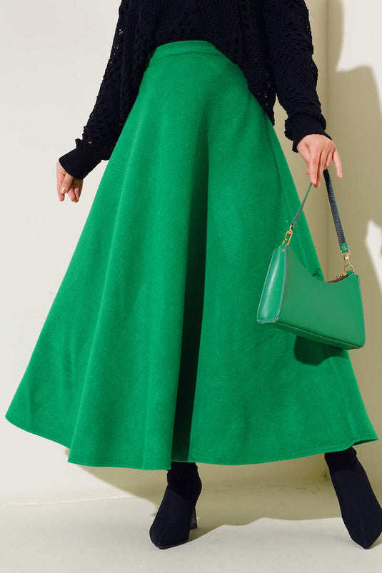 تنورة واسعة مختومة باللون الأخضر