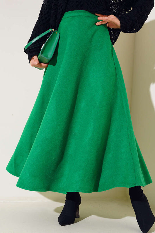 تنورة واسعة مختومة باللون الأخضر