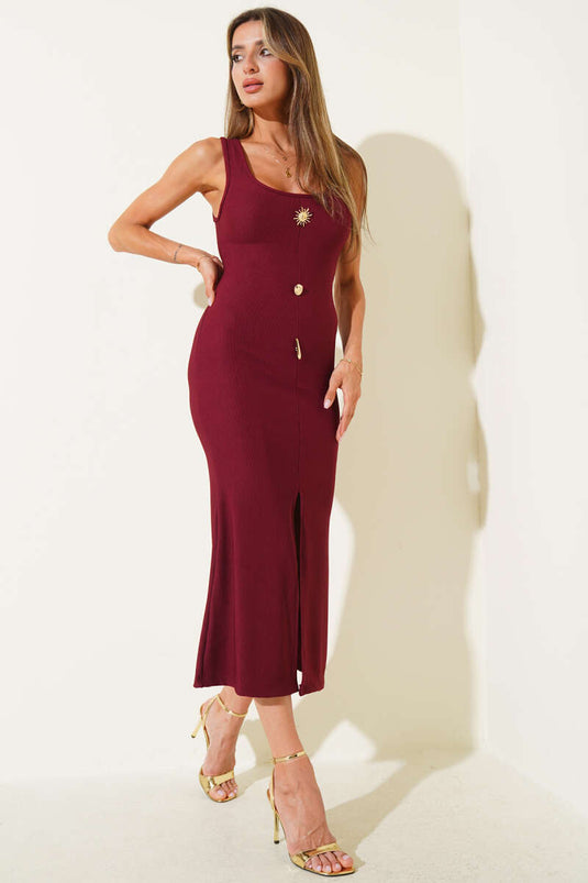 Bordeauxrode korsetjurk met gouden knoopdetails