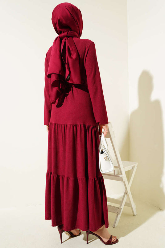 Robe ceinturée en crêpe à volants, bordeaux