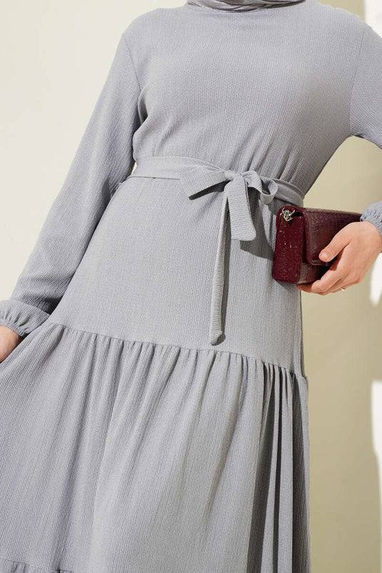فستان رمادي من الكريب متعدد الطبقات مع حزام