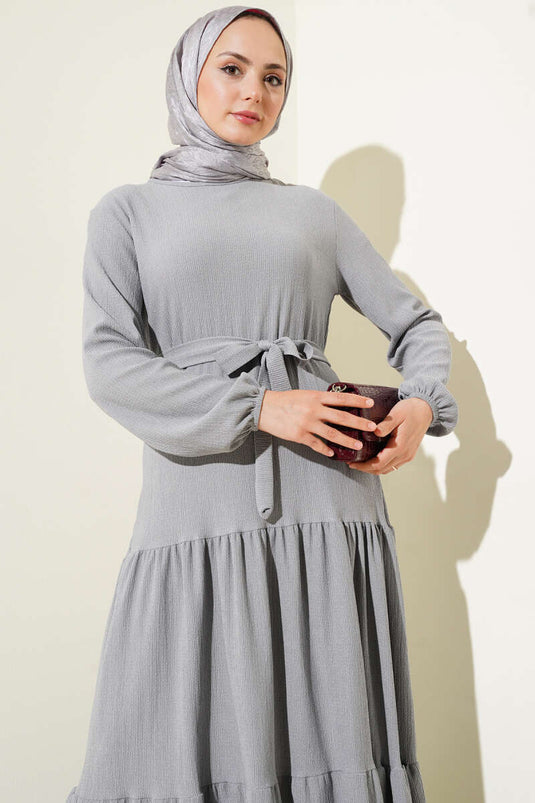 فستان رمادي من الكريب متعدد الطبقات مع حزام