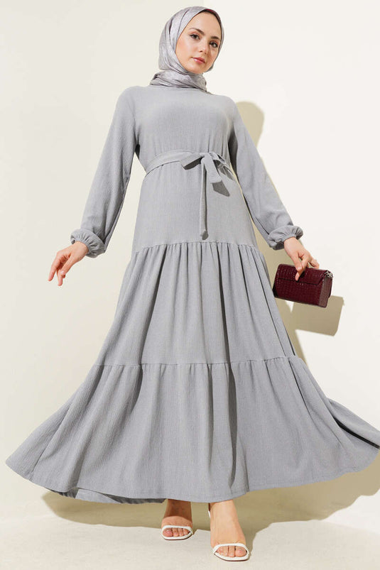 فستان رمادي من الكريب متعدد الطبقات مع حزام