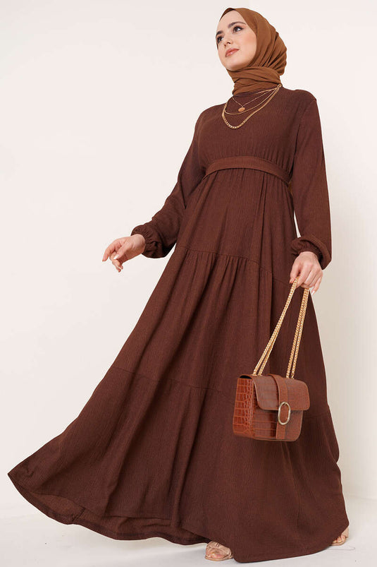 Robe en crêpe à plusieurs épaisseurs avec ceinture marron