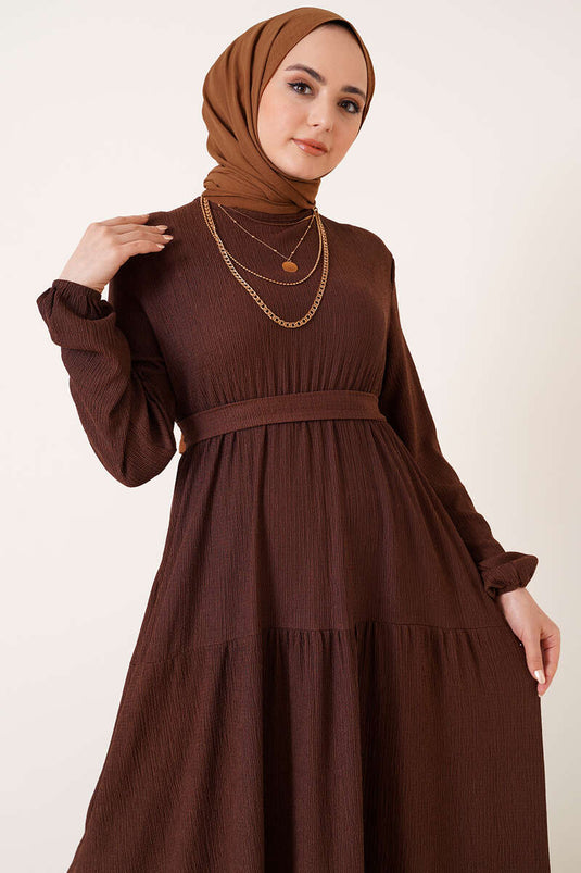 Robe en crêpe à plusieurs épaisseurs avec ceinture marron